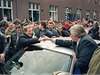 Havel se zdraví s Pavlem Landovským pi návtv Hodonína 7. bezna 1990