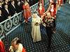 Královna Albta II. s manelem princem Phillipem v parlamentu