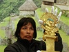 Kurátorka muzea v Lim Patricia Arana ukazuje jeden z exponát výstavy Zlato Ink.