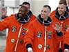 Posádka raketoplánu Atlantis: Leland Melvin (vlevo), kapitán Charles Hobaugh (uprosted) a Randy Bresnik (vzadu vpravo).