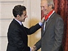 Clint Eastwood pebírá od Nicolase Sarkozyho francouzský ád estné legie