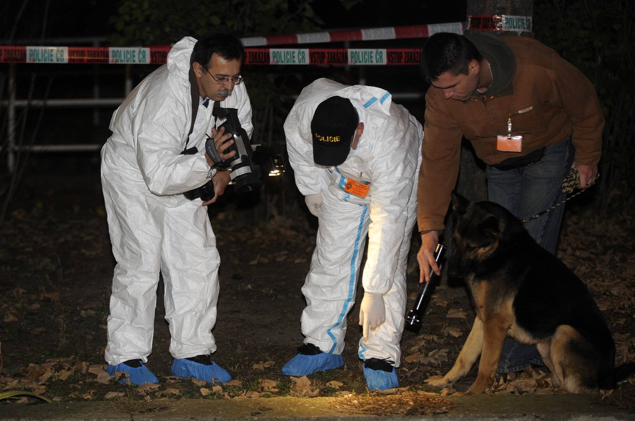 Policejn vyetovatel ptraj pod okny domu v Pchovsk ulici