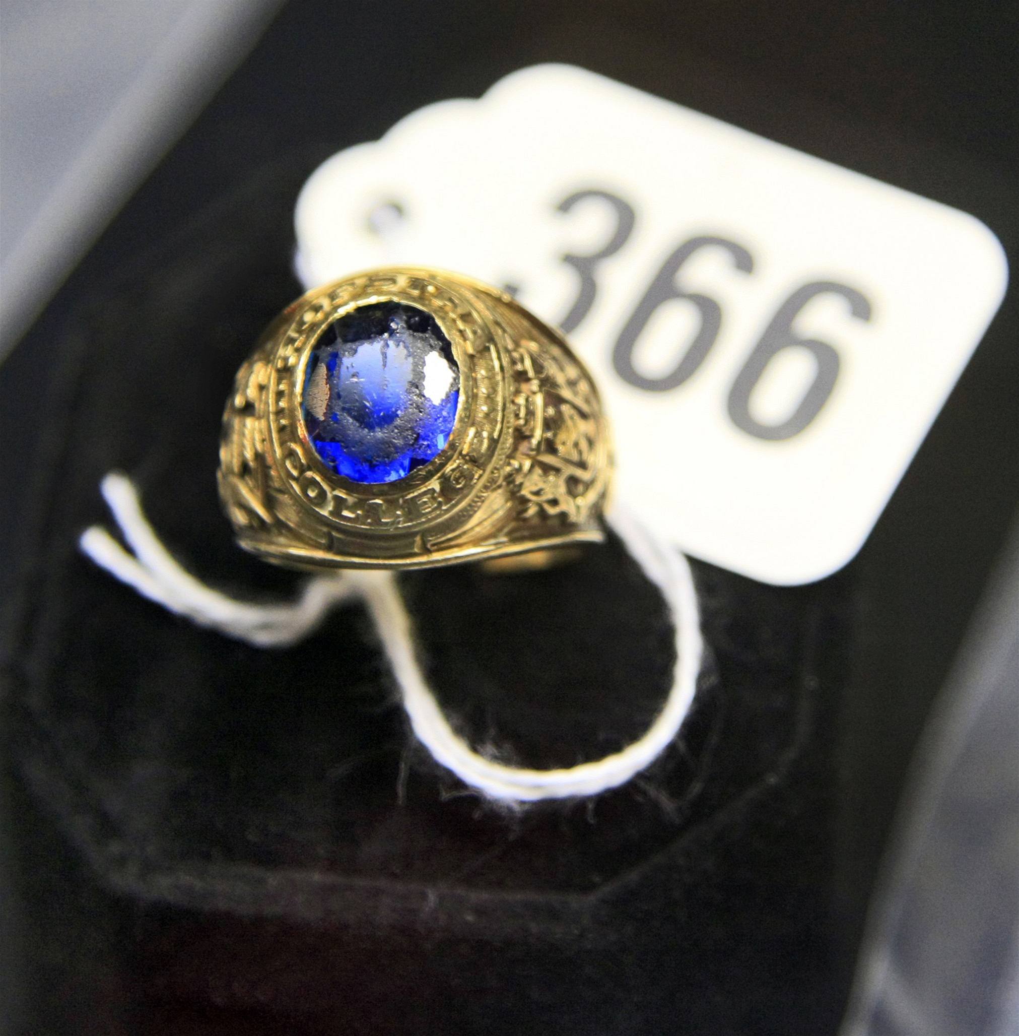 Aukce osobních věcí podvodníka Bernieho Madoffa - prsten z Hofstraské univerzity  