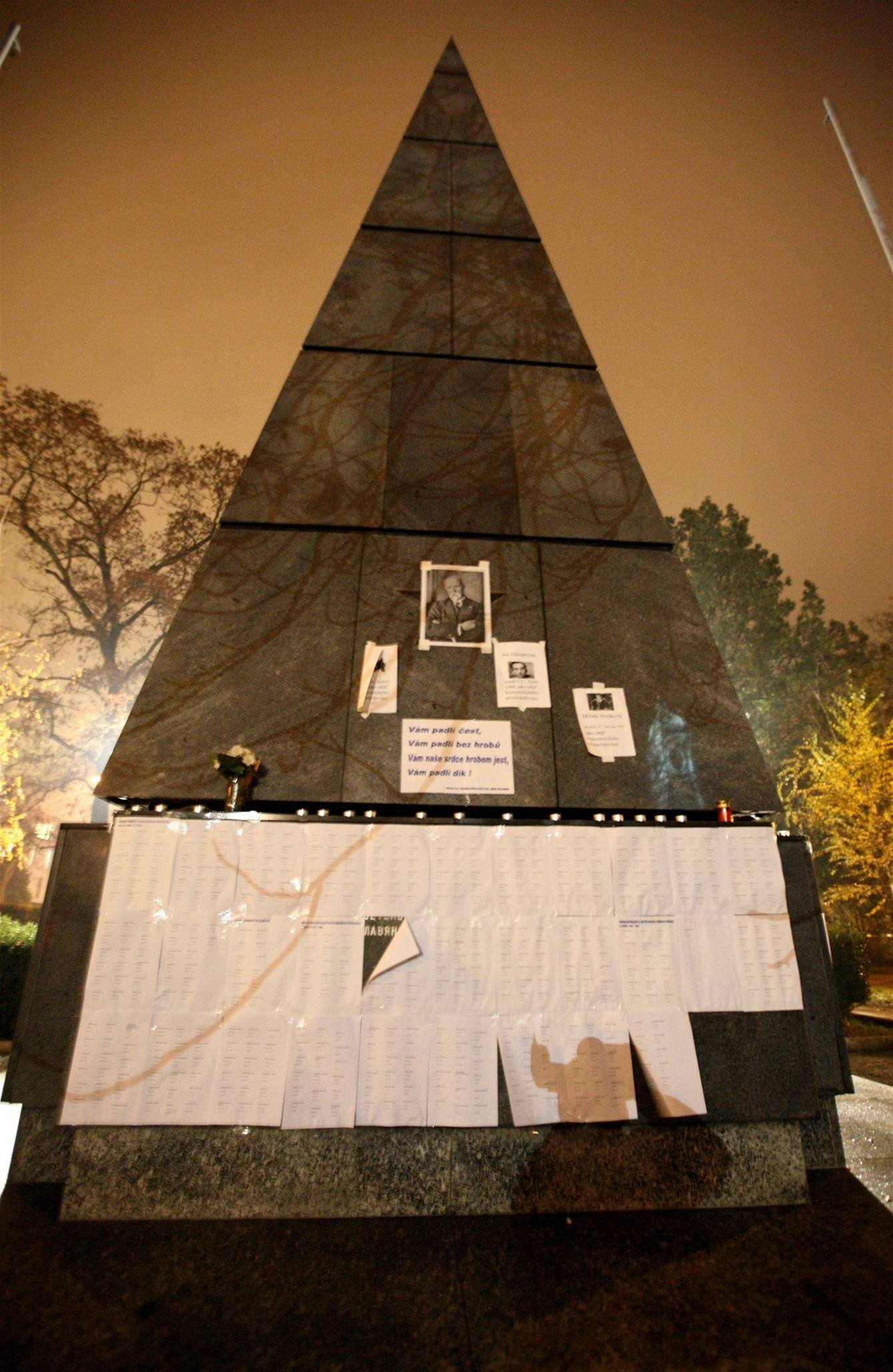 Pomnk vojk Rud armdy v Brn-Krlov Poli v den 20. vro Sametov revoluce polepil nkdo plakty s fotkami obt komunistickho reimu.