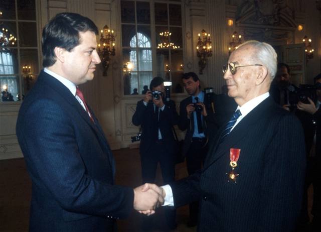 Vasil Mohorita (vlevo) si p�eje Gustávu Husákovi k narozeninám.