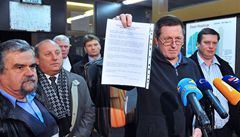 Odborá�i dopravního podniku po jednání ukazují své podmínky