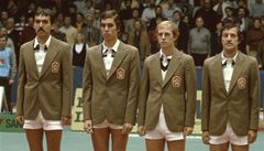 Tomá míd (vlevo), Pavel Sloil (druhý zprava), asi ani Jan Kode (vpravo) a otazník visí nad Ivanem Lendlem (na archivním snímku z prosince 1980 po vítzství v Davisov poháru).