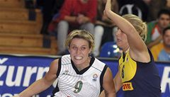 Zápas basketbalistek Brna (hráka v bílém) a Gdyn.