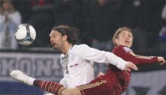 Slovinsko (hrá� v bílém) vy�adilo ruské fotbalisty.
