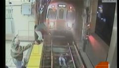 Opilá žena spadla pod metro, život ji zachránili mávající lidé
