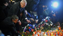 Prezident Václav Klaus a praský primátor Pavel Bém poloili 17. listopadu kytici k památníku listopadových událostí na Národní tíd v Praze. 