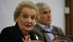Bývalá americká ministryn zahranií Madeleine Albrightová diskutuje se studenty pi setkání na Mezinárodním kolokviu k 20. výroí politických zmn v eskoslovensku a pádu elezné opony