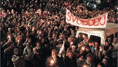 Zábr z velké protikomunistické demonstrace na Vyehrad 27 listopadu.
