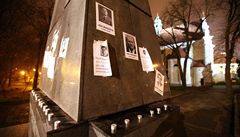 Brněnský pomník s kladivem a srpem pokryly snímky obětí komunismu