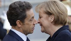 Angela Merkelová se zdraví s Nicolas Sarkozym