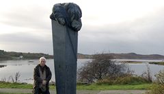 Ve skotském Arisaigu odhalili pomník eskoslovenským parautistm. Projekt inicioval eský honorární konzul v Edinburghu Paul Millar  