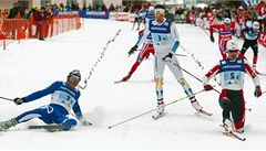 Martin Koukal vítzn dobíhá do cíle tafety na Svtovém poháru v Davosu