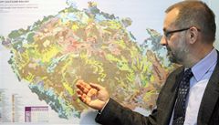 Ladislav Miko p�edstavuje Atlas krajiny �R, který vá�í 10 kilo.