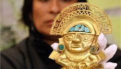 Kurátorka muzea v Lim� Patricia Arana ukazuje jeden z exponát� výstavy Zlato Ink�.