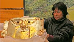 Kurátorka muzea v Limě Patricia Arana vybaluje jeden z exponátů výstavy Zlato Inků. | na serveru Lidovky.cz | aktuální zprávy