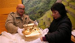 Kurátorka muzea v Lim� Patricia Arana s kolegou vybaluje jeden z exponát� výstavy Zlato Ink�.