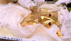 Pracovník brn�nského muzea vybaluje jeden z exponát� výstavy Zlato Ink�.