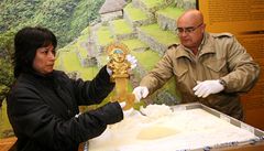 Kurátorka muzea v Lim� Patricia Arana ukazuje jeden z exponát� výstavy Zlato Ink�.