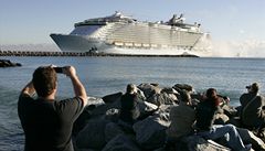Nejv�t�í výletní lo� sv�ta Oasis of the Seas p�ijí�dí na Floridu