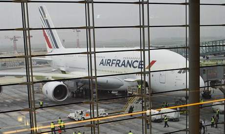Airbus A380 odstartoval k prvnímu letu pes Atlantik 