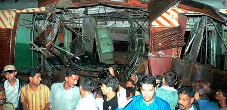 Pi explozích v Bombaji zemelo nejmén 140 lidí.