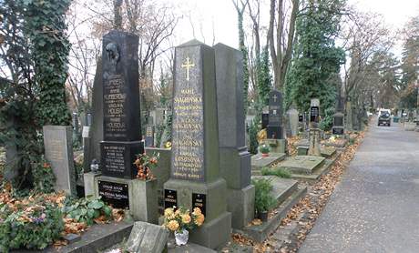 Filozof Ladislav Klma le v oddlu D I, v hrob slo 332 nalevo od kostela hned v krajn ad