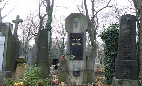 Mejla Hlavsa je pochovn bez npisu v nenpadnm hrob patc rodin Hlavsov