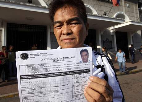 Filipíny. Kandidát na prezidenta Rigoberto Madera ukazuje svou volební registraci  