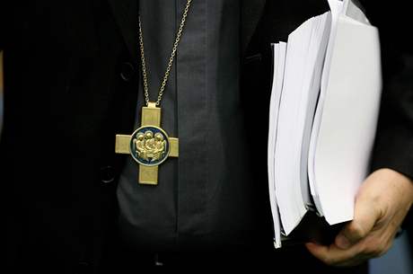 Arcibiskup drí v ruce zprávu o zneuívání dtí (ilustraní fotografie).