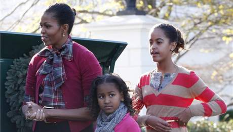 Michelle Obamová s dcerami Sashou a Maliou pevzali vánoní strom pro rok 2009