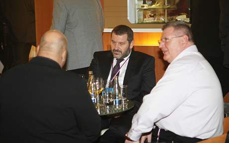 Kongres ODS. Bval sentor Alexandr Novk (uprosted) v debat s Ivo Rittigem (vpravo) a Patrikem Oulickm (sed zdy). 