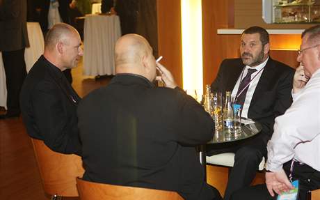 Kongres ODS. Bývalý senátor Alexandr Novák (druhý zprava) pi jednání s Ivo Rittigem (vpravo) a Patrikem Oulickým (druhý zleva).