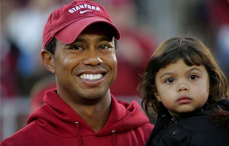 Tiger Woods s dcerou Sam na stadionu v kalifornském Stanfordu 21. íjna 2009..