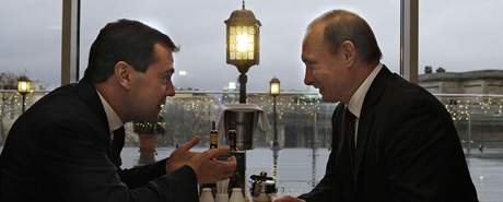 Petrohradská dvojka. Prezident Dmitrij Medvedv (vlevo) a premiér Vladimir Putin si o víkendu v Petrohradu, který je pro oba rodným mstem, vyli na spolený obd. 