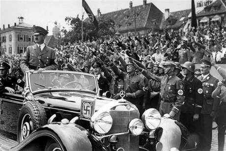 Hitlerv mercedes - fotografie poízená v roce 1937.