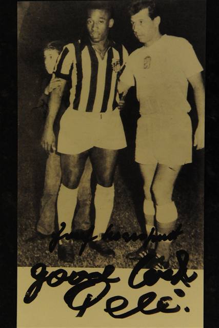 Pozpasovou fotografii, na kter je slavn brazilsk fotbalista Pel spolu s echem Josefem Masopustem. 