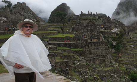 Na Machu Picchu. Václav Klaus si musel kvli nepízni poasí koupit od místních obchodník pono proti deti.