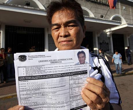 Filipíny. Kandidát na prezidenta Rigoberto Madera ukazuje svou volební registraci  
