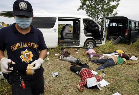 Policista vyetuje hromadnou vradu na jihu Filipín. 