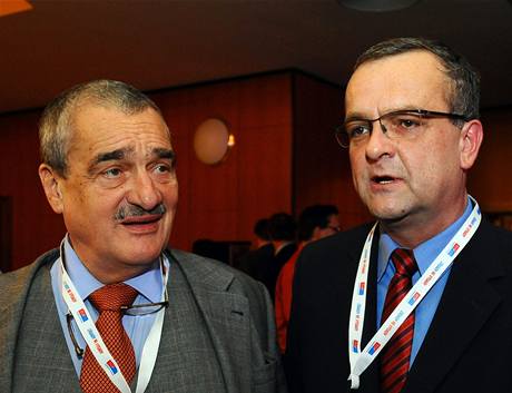 Karel Schwarzenberg a Miroslav Kalousek (vpravo) 27. listopadu v Praze na ustavujícím sjezdu strany TOP 09. 