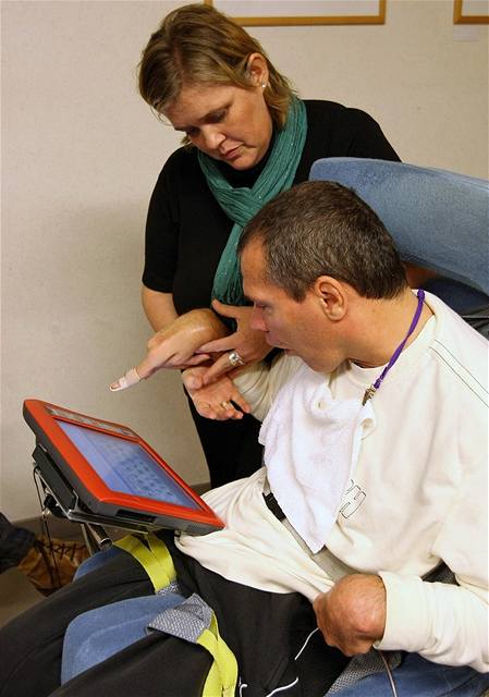 Šestačtyřicetiletý Rom Houben nyní může s okolím komunikovat pomocí speciálního počítače. Na snímku se svou asistentkou.