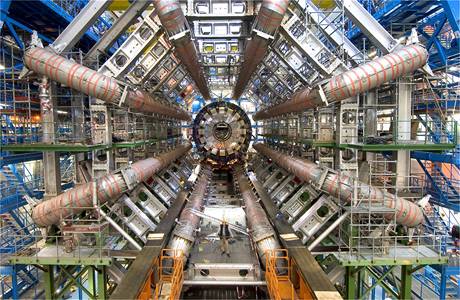 Klíčová část urychlovače LHC, na kterém začnou pokusy, jejichž cílem je objevit částice temné hmoty.