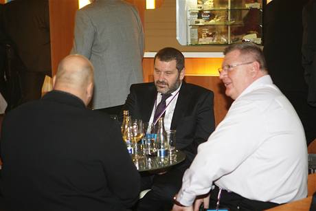 Vzpomínka na kongres ODS. Kmotr Alexandr Novák (uprosted, vpravo sedí Ivo Rittig) jet v obleku. Dnes u nosí vzeský mundúr.