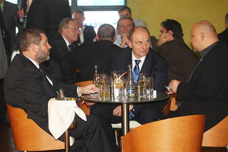 Kongres ODS. Petr Gandalovi (uprosted) jedná s ústeckým Patrikem Oulickým (vpravo) a Alexandrem Novákem (vlevo).