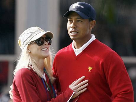 Tiger Woods s manelkou Elin na turnaji v San Francisku na zaátku íjna 2009.